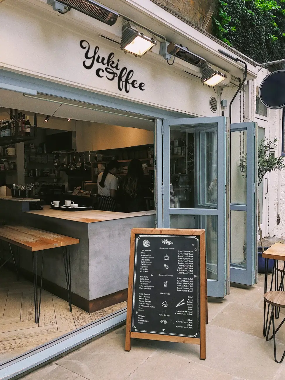Devanture Yuki Coffee : enseigne en lettres découpées au-dessus de la vitrine et chevalet en façade