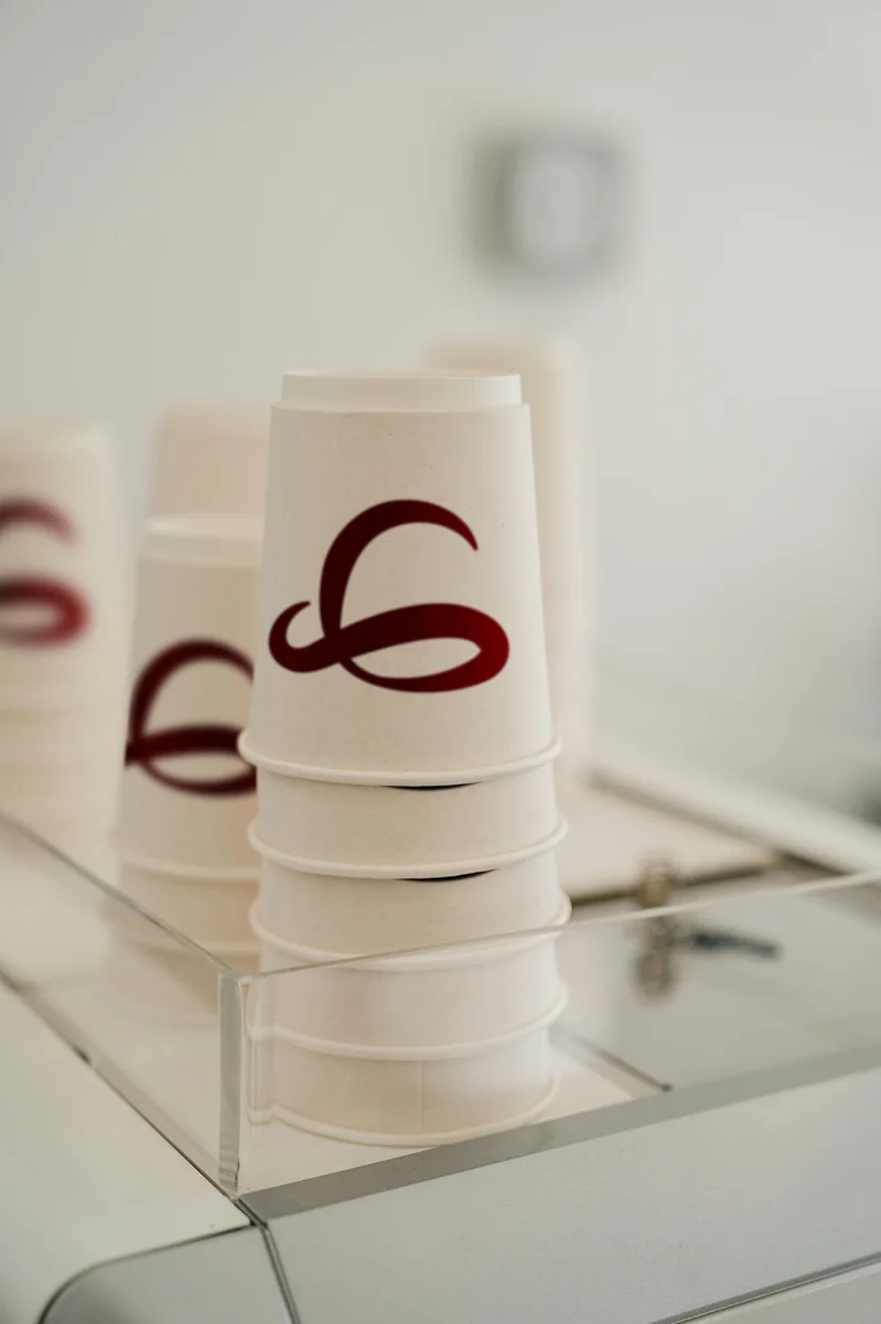 Gobelets à emporter Yuki Coffee empilés, marqués du pictogramme bordeaux