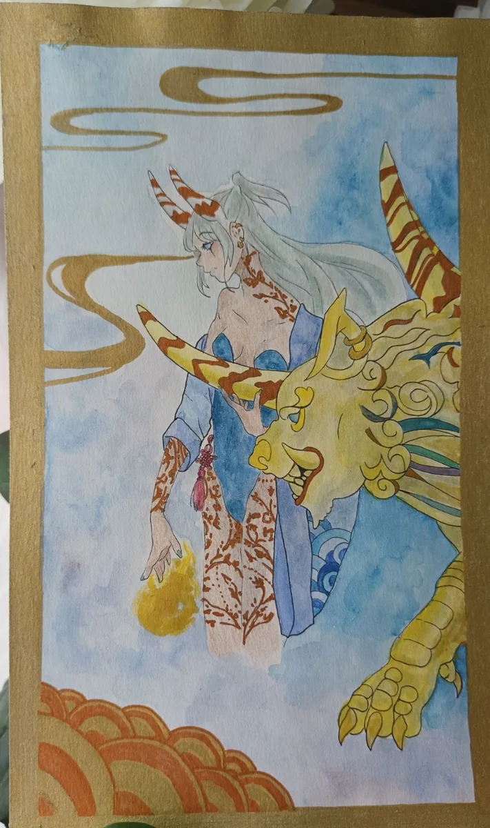 Illustration originale à l'aquarelle et encre dorée : personnage aux cornes rayées et gardien shishi doré, motif seigaiha en bas de page