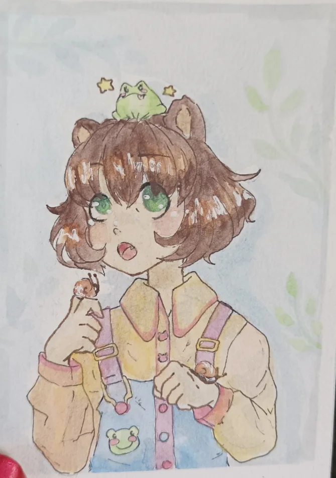 Illustration originale à l'aquarelle : personnage aux oreilles d'ours tenant un escargot, une grenouille posée sur la tête