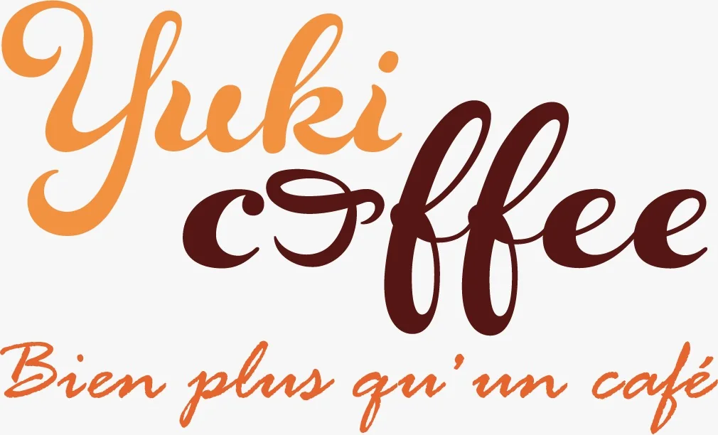 Logo Yuki Coffee en lettrage manuscrit orange et bordeaux, avec la signature « Bien plus qu'un café »